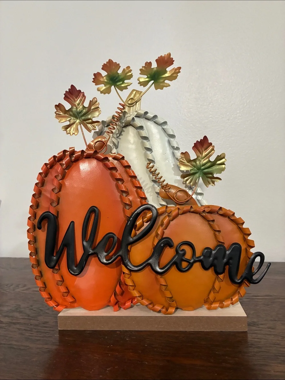 NWT- Beautiful Metal Fall Pumpkins Trio Welcome Decoration Sign w/ Wood Base 🍁